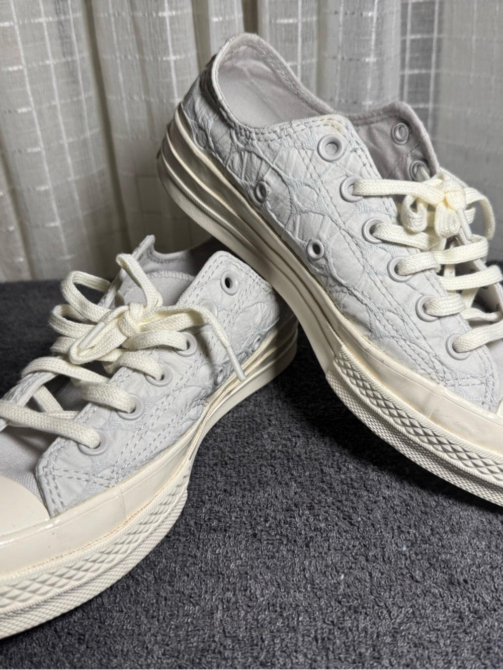 Converse Low Top Sneakers in Grey and Off-White/Cream